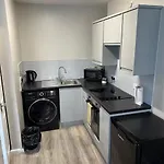 Recently Renovated Apartment Free Parking