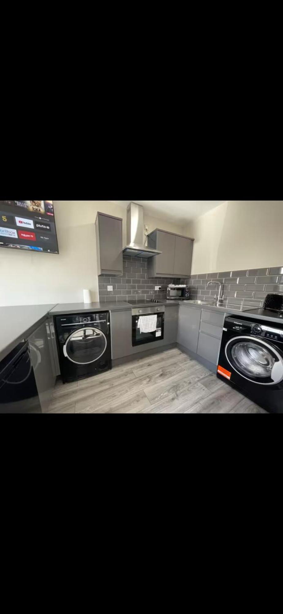 Recently Renovated Free Parking Apartment Liverpool