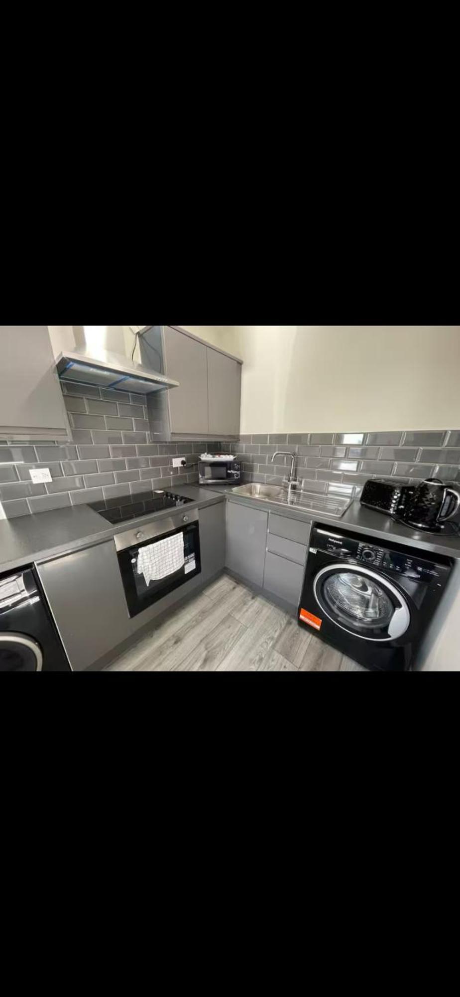 Recently Renovated Free Parking Apartment *