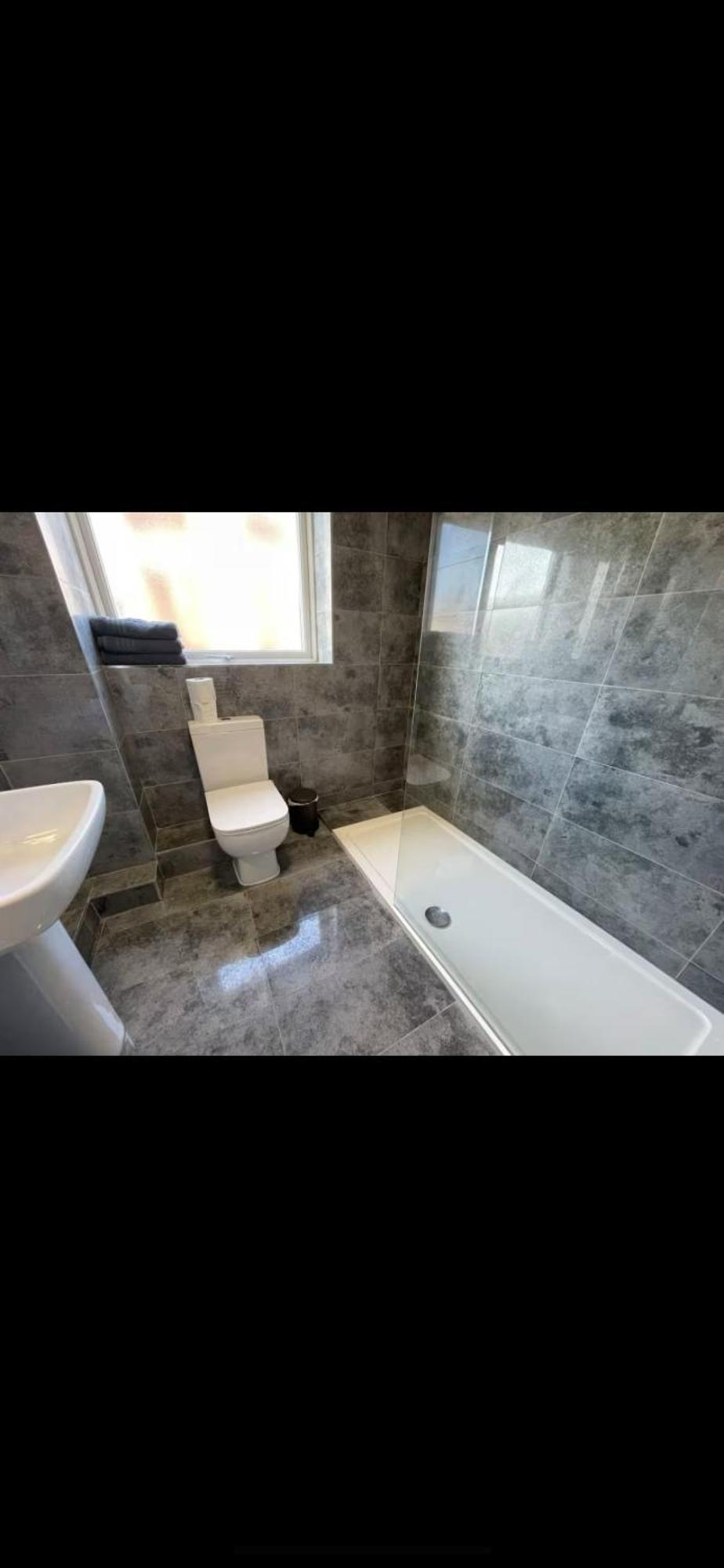 Recently Renovated Free Parking Apartment *