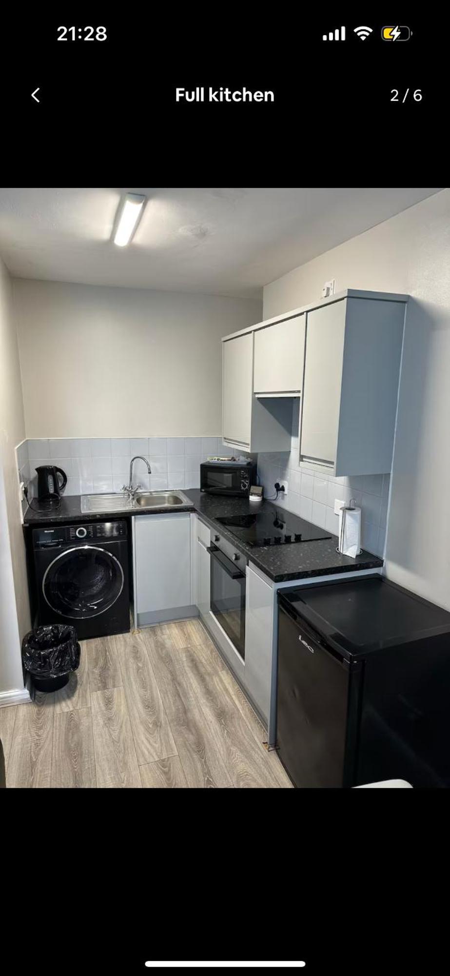 Recently Renovated Free Parking Apartment Liverpool