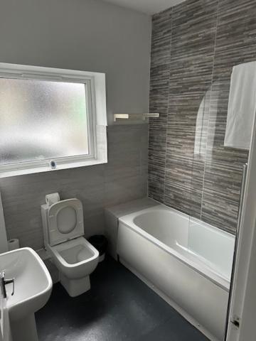 Recently Renovated Free Parking Apartment *